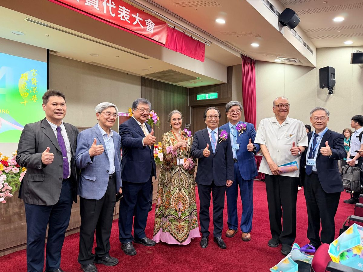 Prof. Viviana Martínez-Bianchi giving a thumbs-up with leaders who spoke about the Healthy Taiwan initiative, in front of the TAFM 40th anniversary backdrop